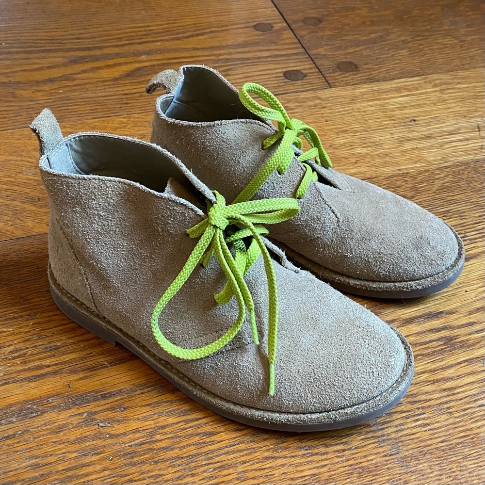 VGUC Lands End kids suede chukka boots